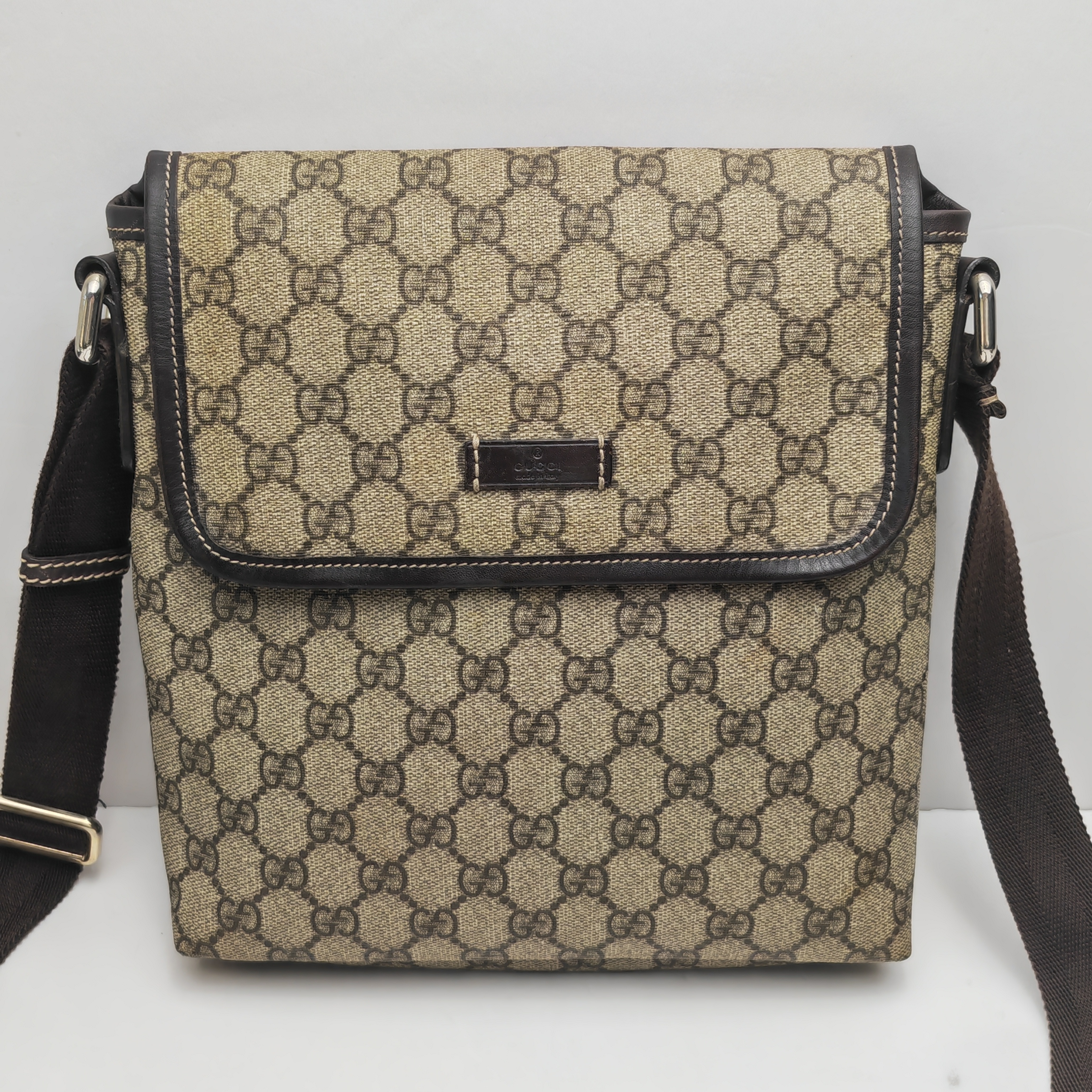 95新 GUCCI/古驰 0572/男士卡其经典老花单肩斜挎包/小号翻盖/