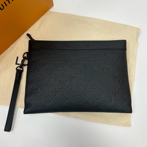 95新 LouisVuitton/路易威登 98新全皮黑色压花手拿包1847号