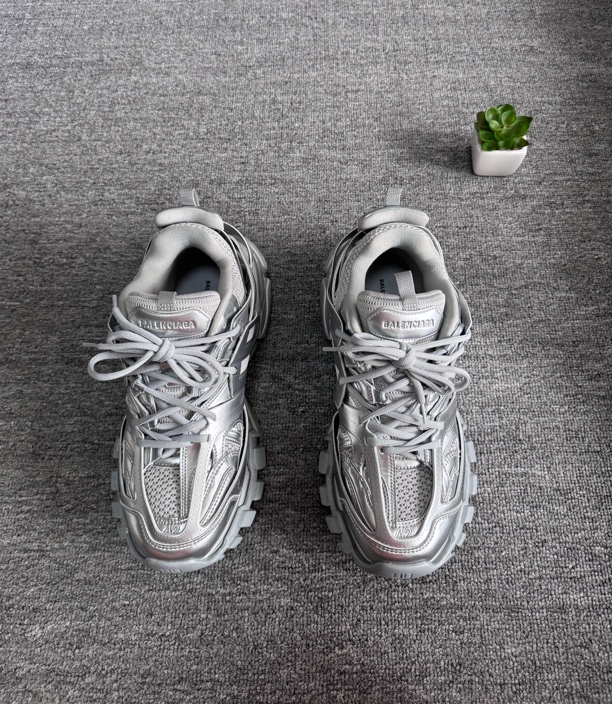 99新 Balenciaga/巴黎世家 track银 42码 有鞋盒 充新 后跟小掉色