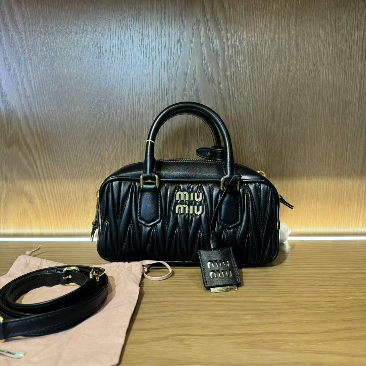 99新 MIU MIU/缪缪 飞小雨Fisoy/ 褶皱保龄球黑色斜挎包