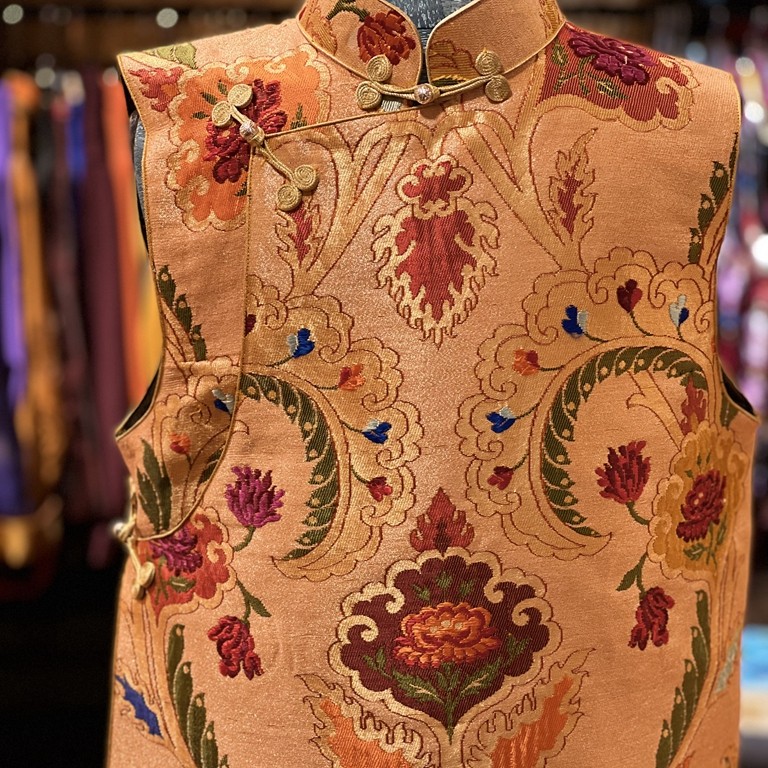 金色加丝男士马甲民族服装身高165/180体重120—155斤不能退换慎拍