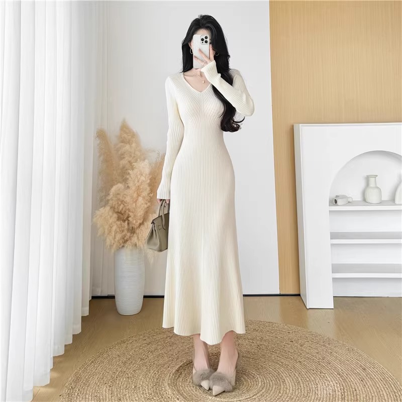 #9037v领针织连衣裙女秋冬新款收腰显瘦a字长款毛衣裙过膝内搭