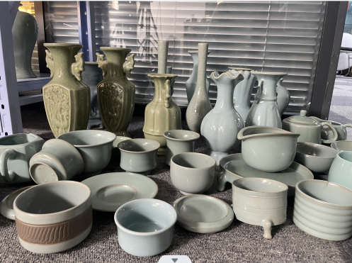随机微瑕汝窑作品一件