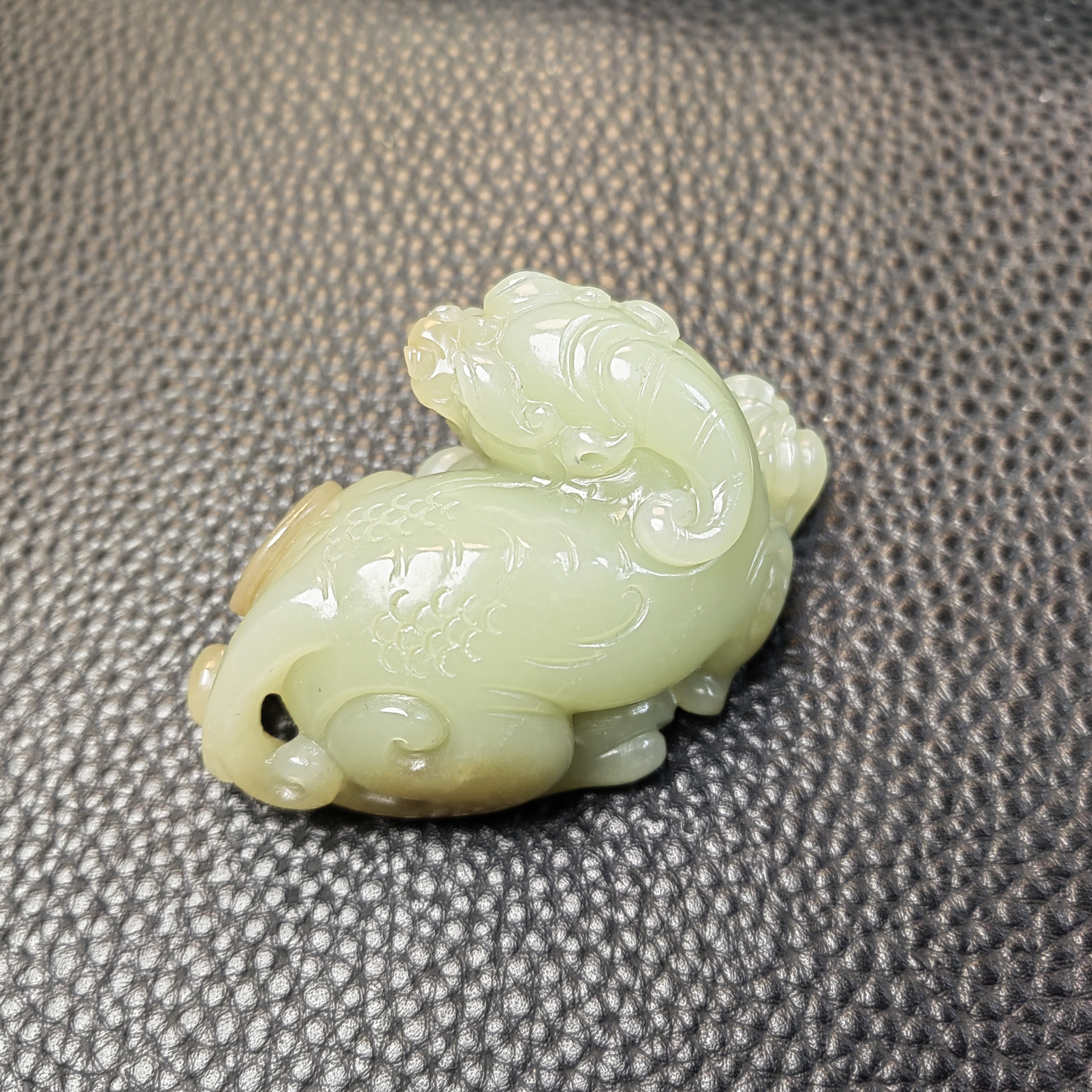 和田玉回头貔貅手工雕刻