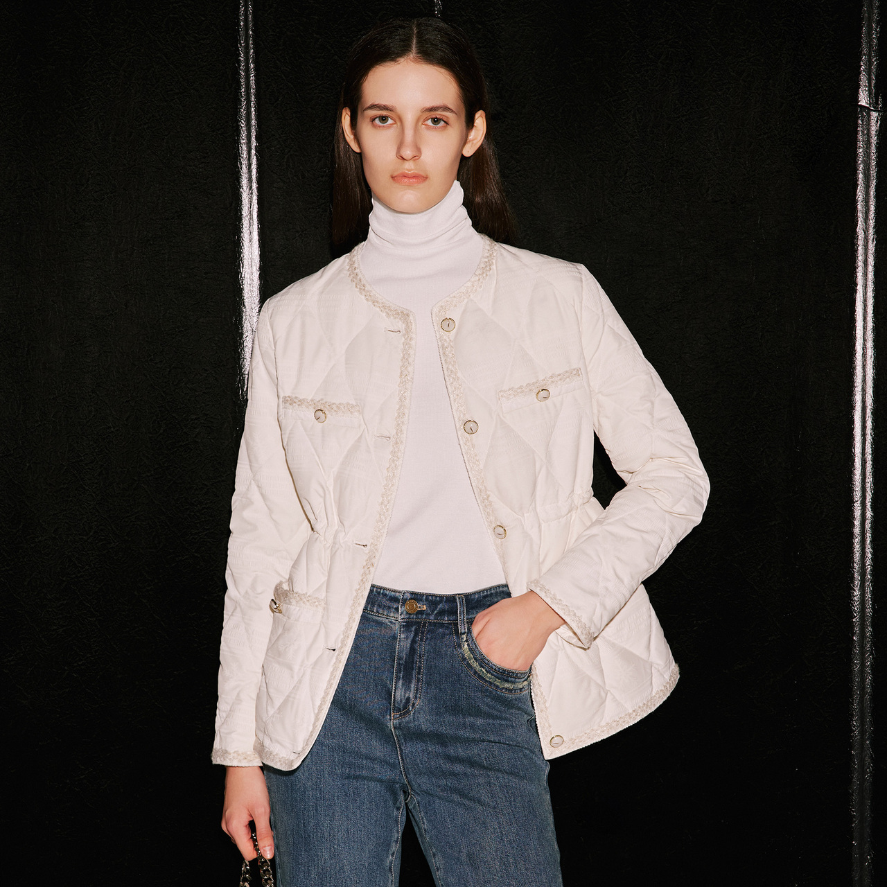 COVERINS冬季立体褶皱雪花状提花织带装饰香风羽绒服CC33508030