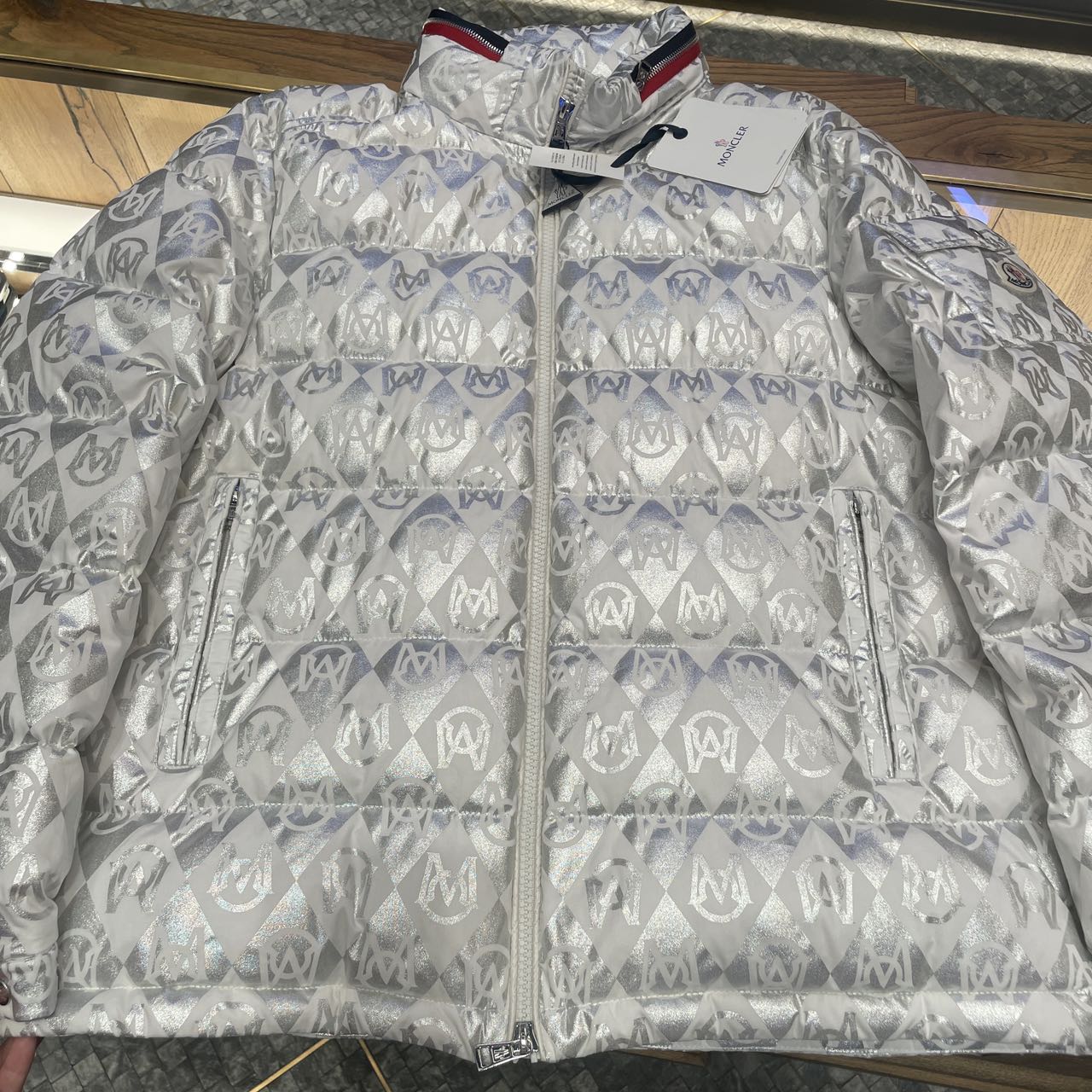 全新未使用 MONCLER 盟可睐蒙口/GG/男士秋冬银色羽绒服BOURNE