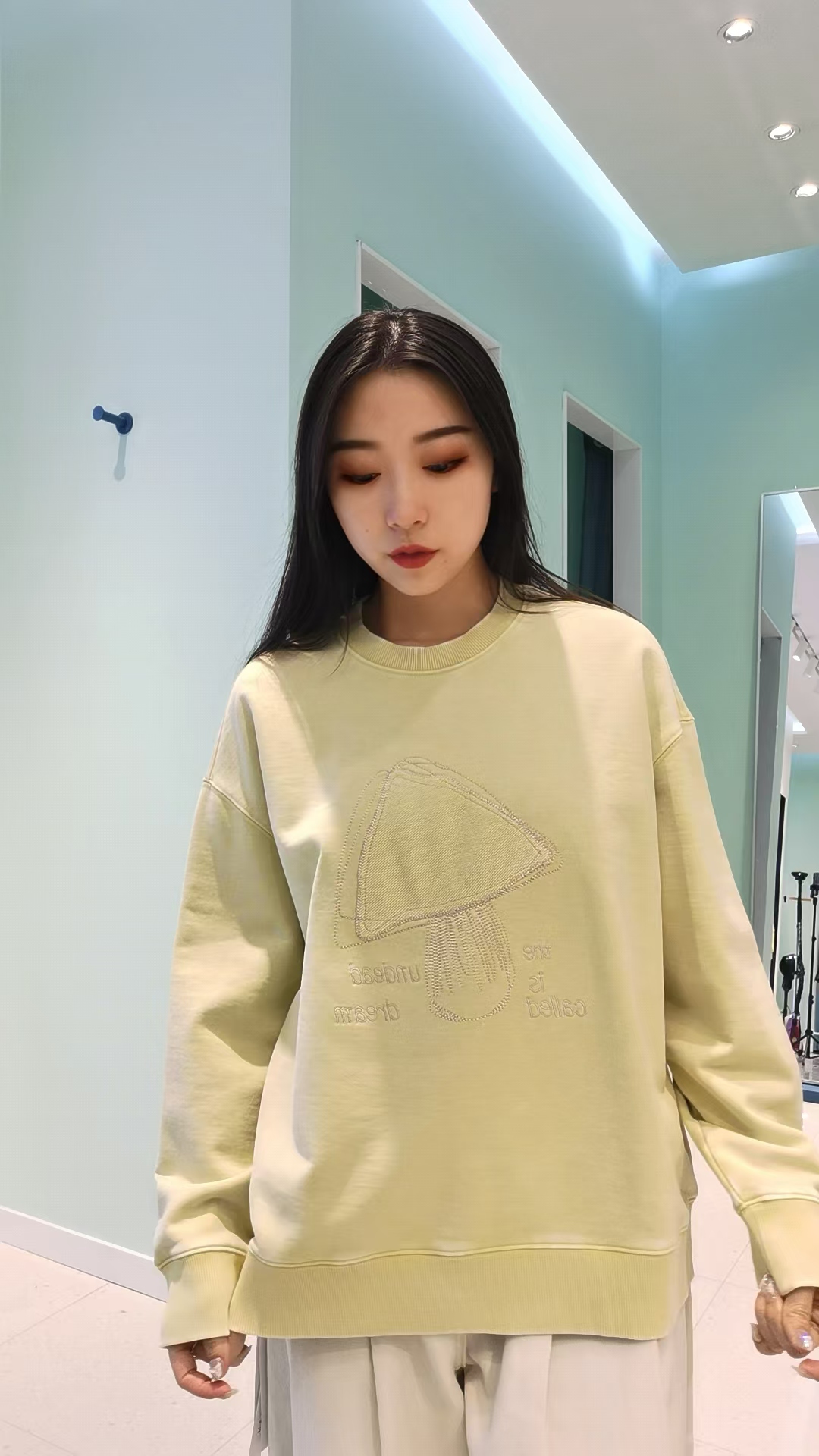 鹅黄色蘑菇长袖卫衣