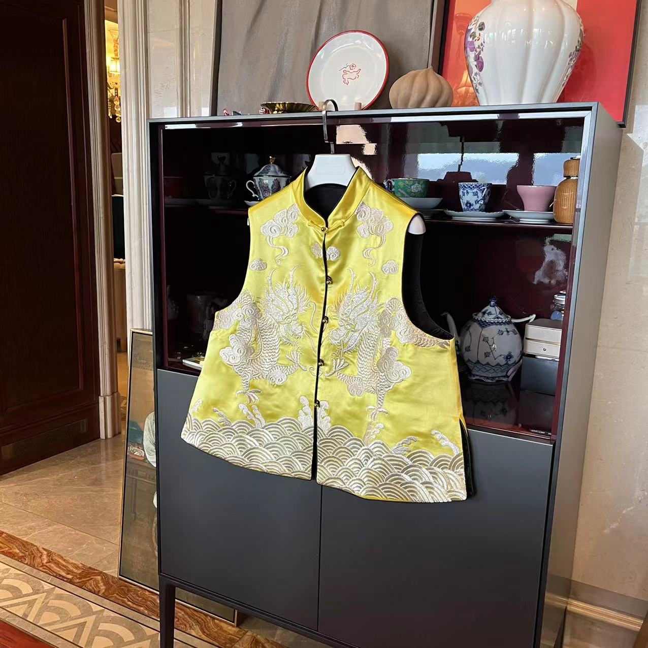 漫颜刘真丝素库缎手推绣黄色马甲2023秋冬立领休闲双面上衣
