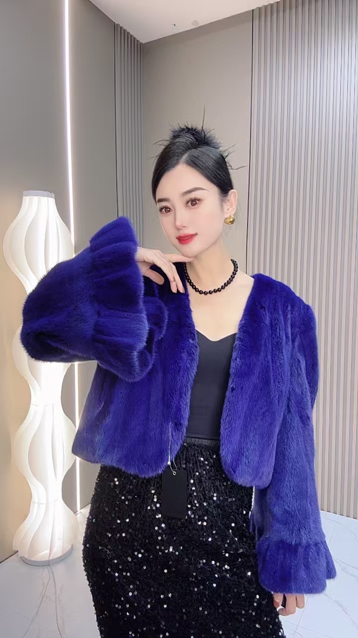 2024新款长袖冬季女款毛领设计师时尚外套名媛网红气质轻奢蓝色