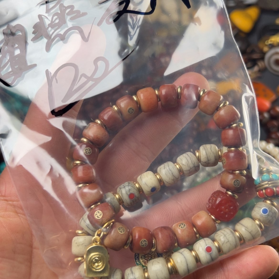 【闪购商品】琉璃颈饰醇****?
