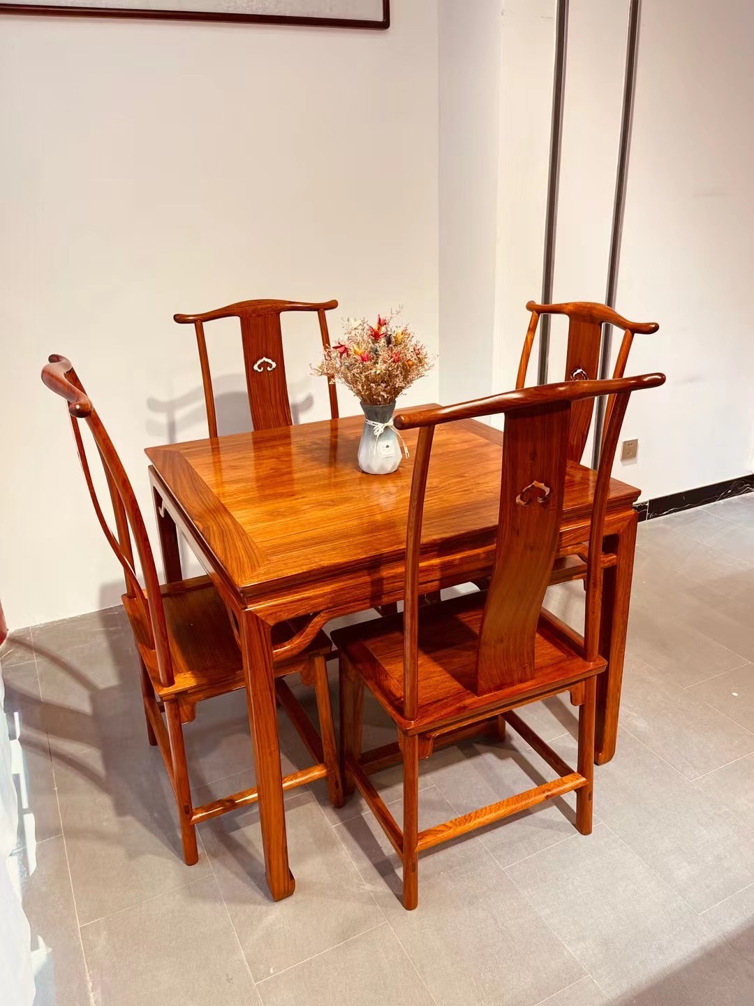 一桌搭配四椅，内翻马蹄，桌子尺寸：98*98。面板一木双开，选料干净