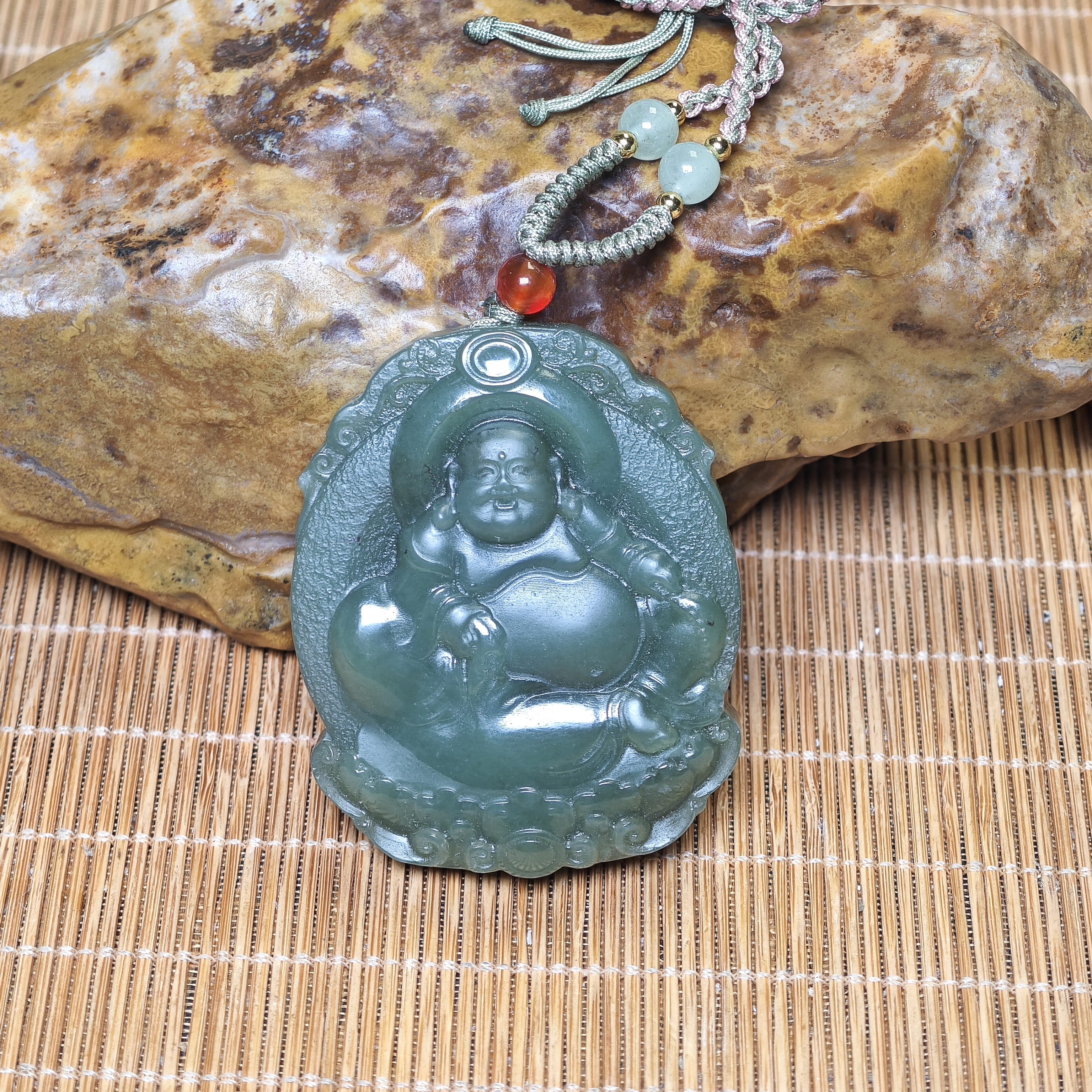 和田玉湖水绿弥勒挂坠牌子，亮哑结合。