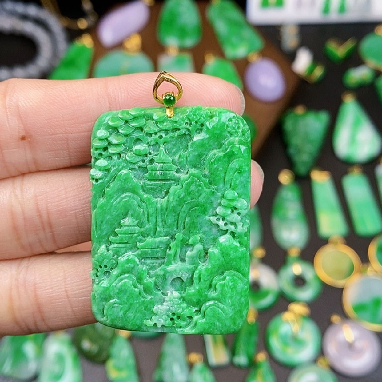 【闪购商品】翡翠颈饰未镶嵌晴**里