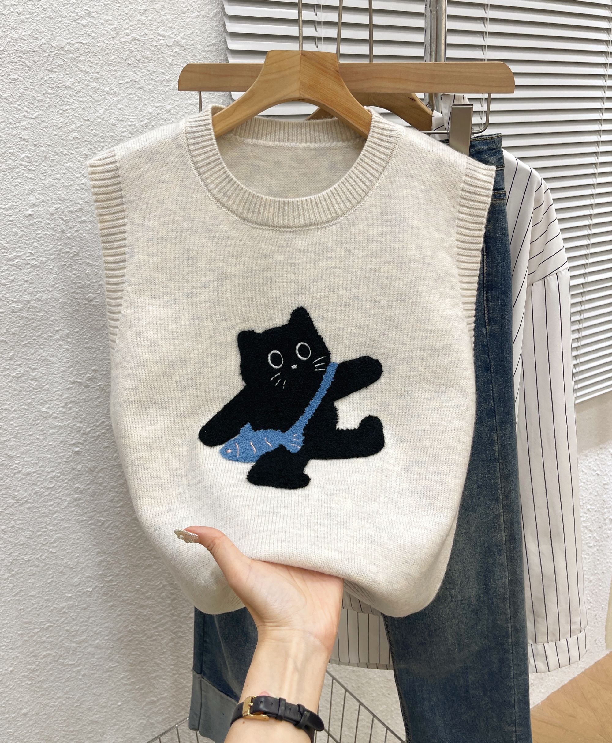 可可爱减龄秋款针织毛衣马甲背心女经典刺绣小猫时尚百搭内搭马夹