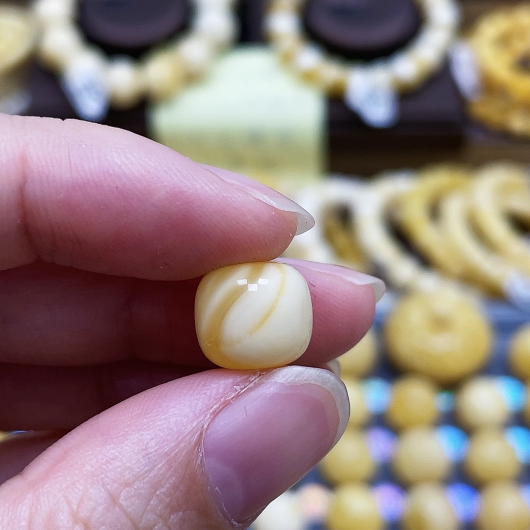 琥珀珠宝奇石未镶嵌11.1×10mm坑水线瑕疵