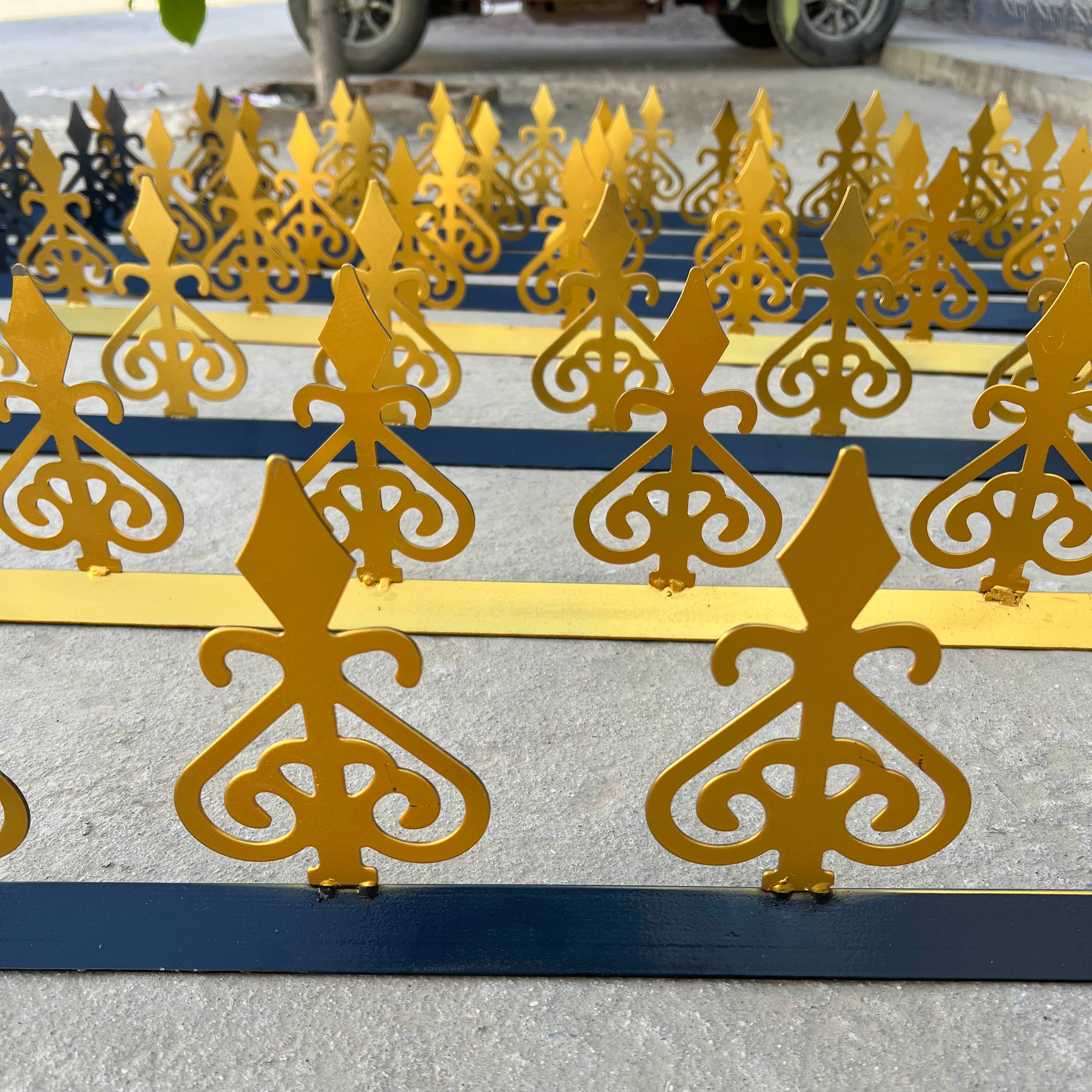 屋顶铁艺经典桃花防落尖（长度1米）鸽具鸽子用品