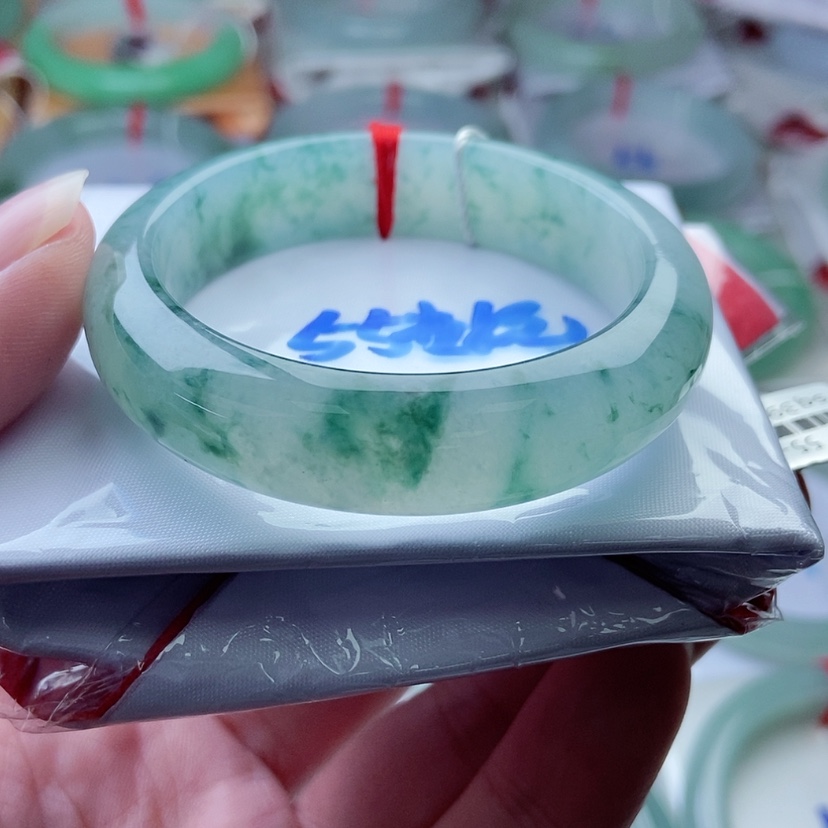 【闪购商品】翡翠手镯（贵妃镯）未镶嵌天空蓝意境飘花冰透水润