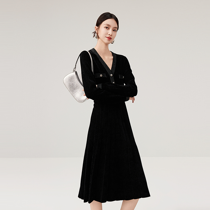 芭蒂娜撞色v领针织连衣裙女秋冬气质显瘦a字小黑裙644U058