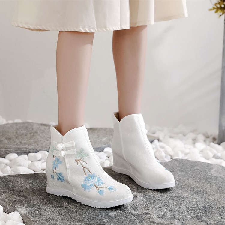 (待雪)新款汉服鞋民族风绣花鞋内增高古风汉服女靴子女学生舞蹈鞋