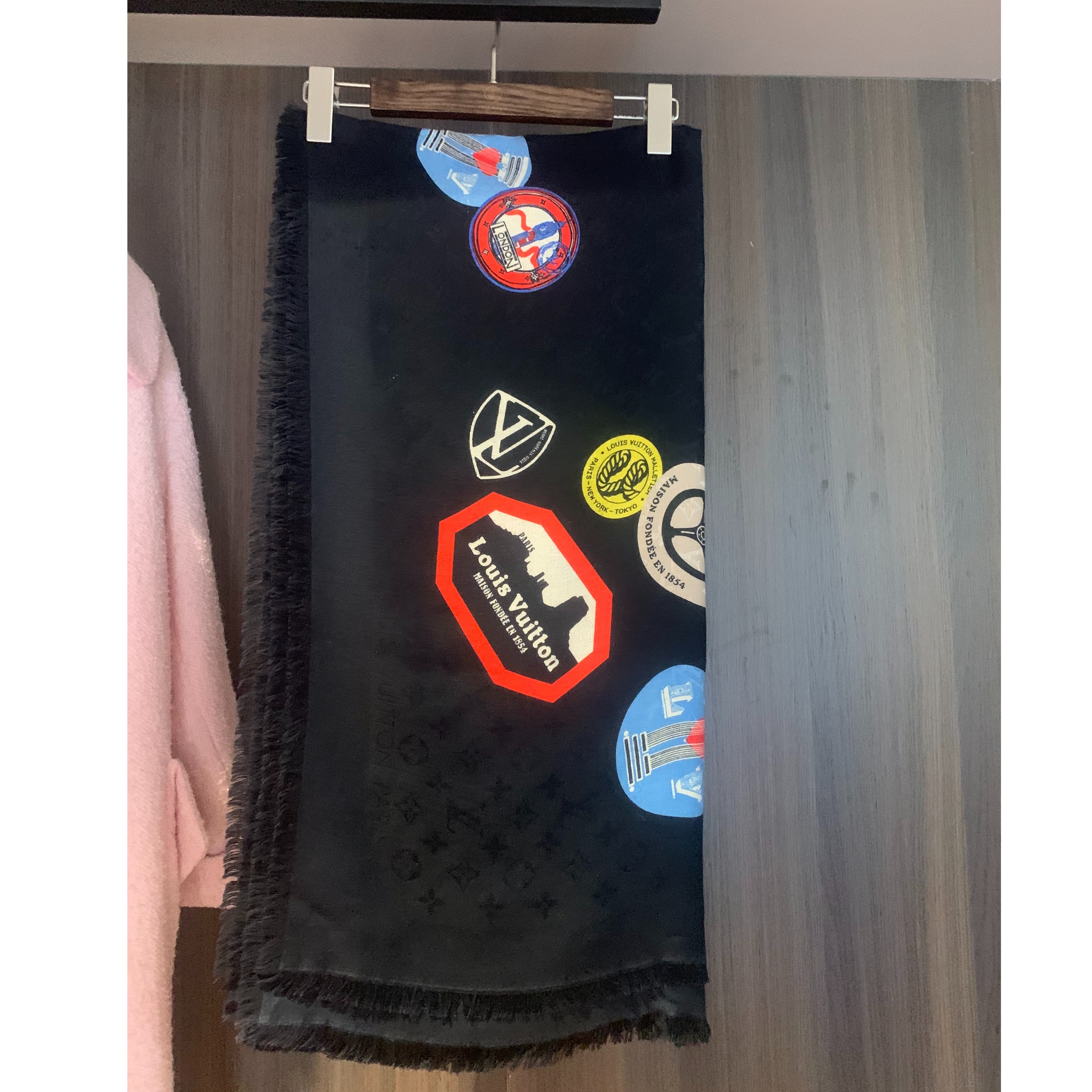 95新 LouisVuitton/路易威登 黑色满印丝巾 微瑕疵 成色看直播