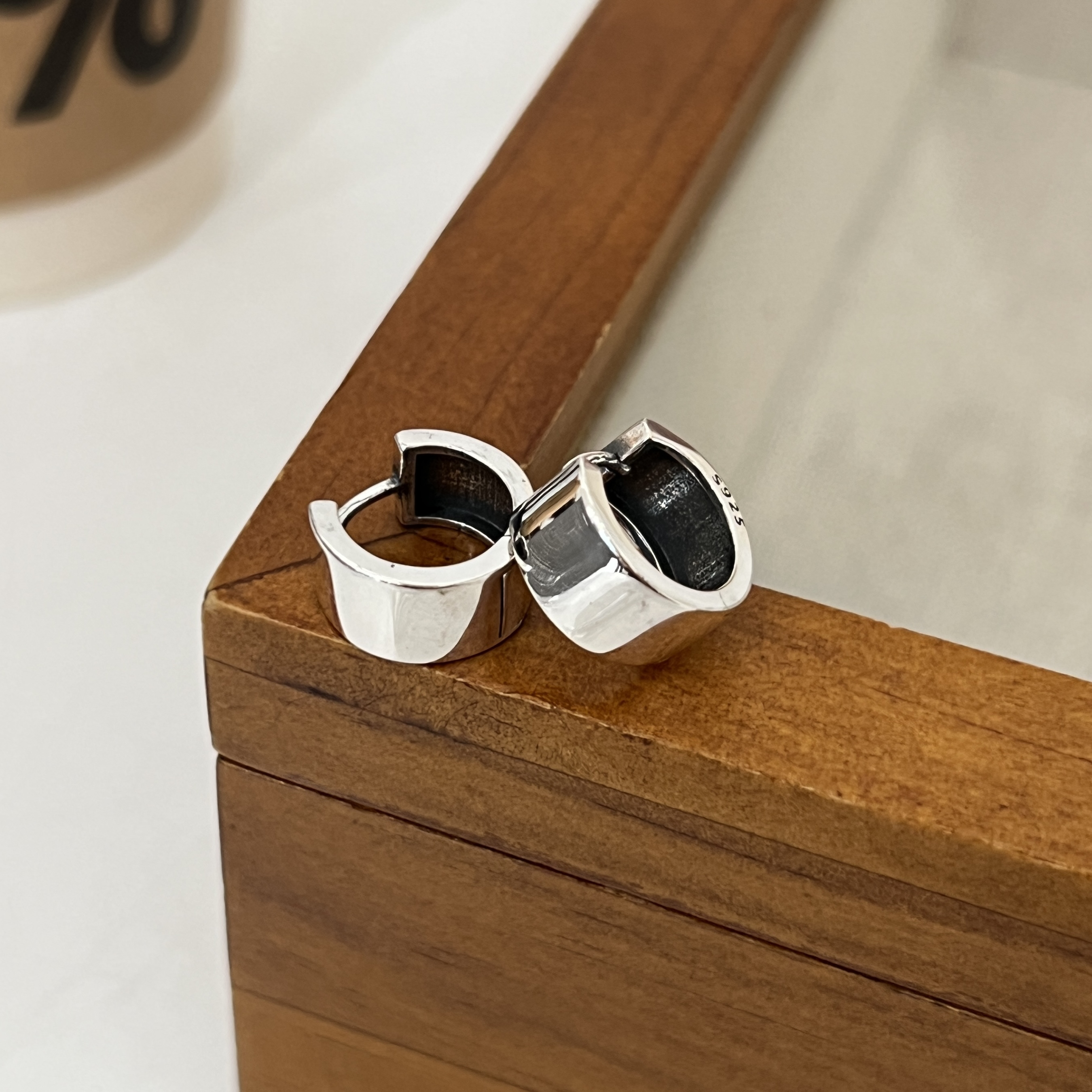 925银耳饰 《小车轮》设计师款轻奢风光面宽版圈圈银耳扣