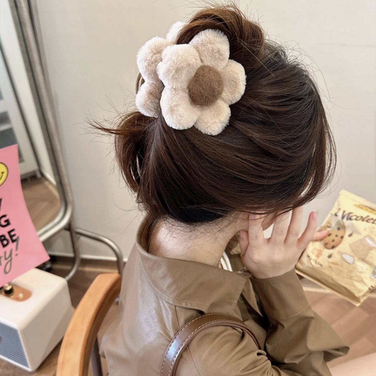 可爱~花朵毛绒抓夹女2023新款高级感秋冬款发夹后脑勺盘发鲨鱼夹