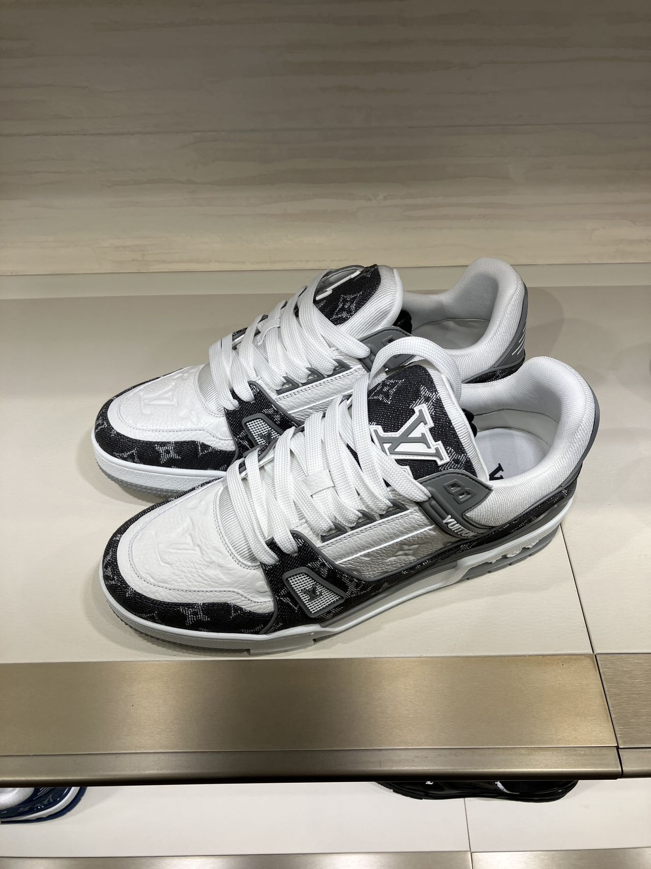 全新未使用 LouisVuitton/路易威登  lv灰白牛仔老花板鞋39.5囤货