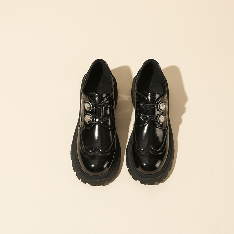 【KoKo】厚底雕花复古一脚蹬乐福鞋2025新款单鞋漆皮布洛克小皮鞋女