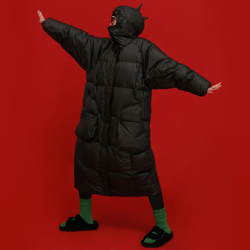 嬉游记原创 2025新款黑色哑光皮质长款羽绒服女白鸭绒超厚防寒服