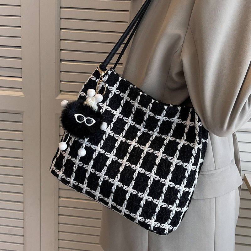 流行包包女2023新款大容量格子水桶包高级感单肩包上班通勤托特包