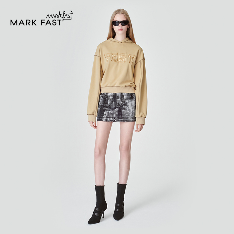 MARKFAST设计师品牌秋季卡其色logo刺绣宽松连帽卫衣女M1DGW24340