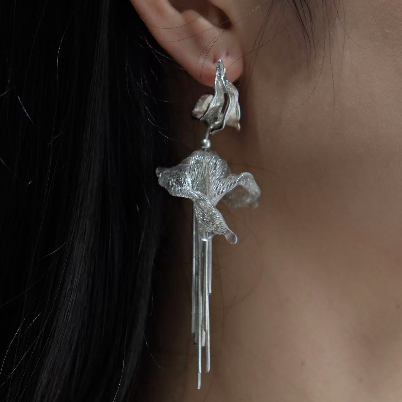 锌合金亚克力耳饰 金属纤维银色荷叶风铃耳饰（到手一对）