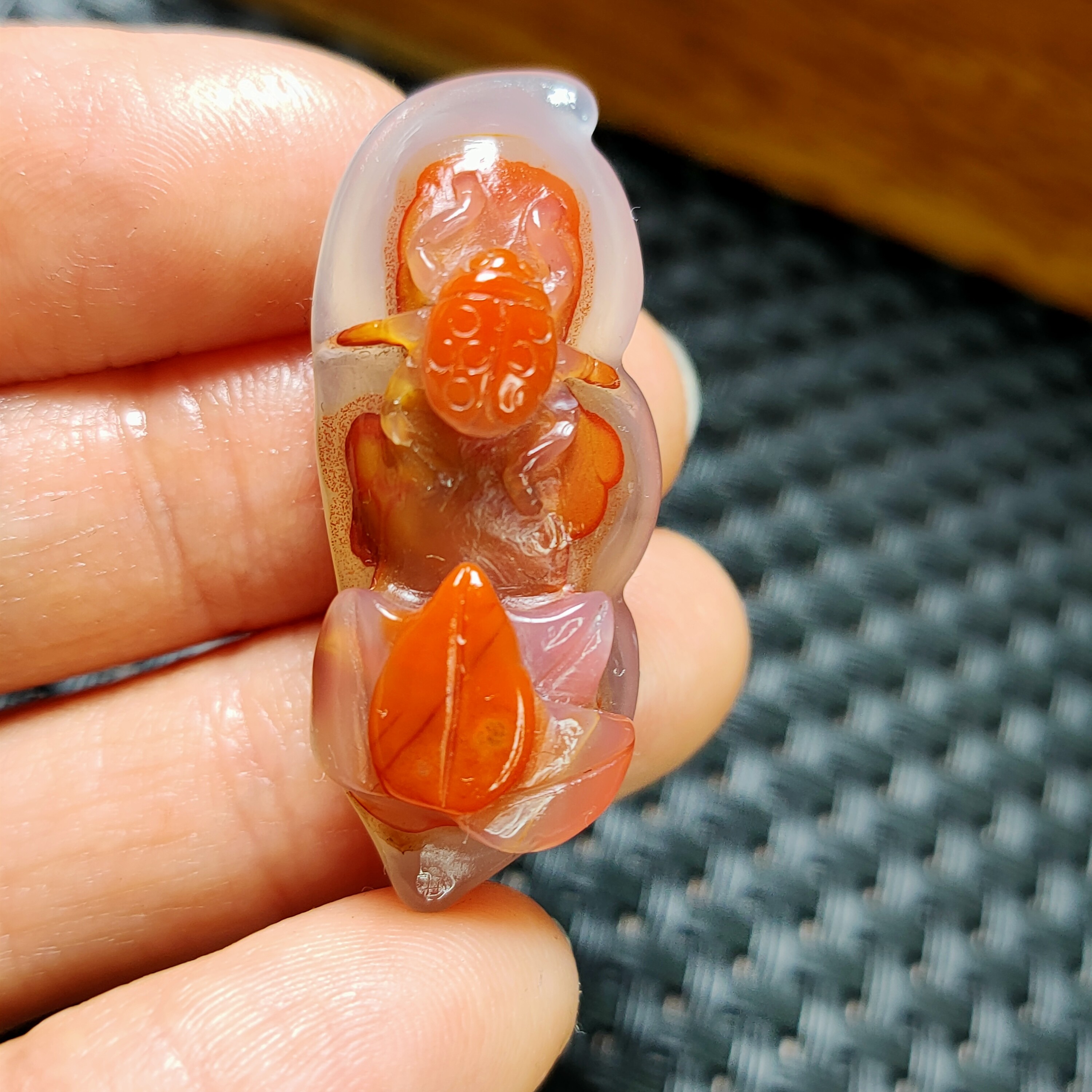 北票战国红俏色巧雕挂坠。尺寸37*16*12mm。高光全玉化。未抛光