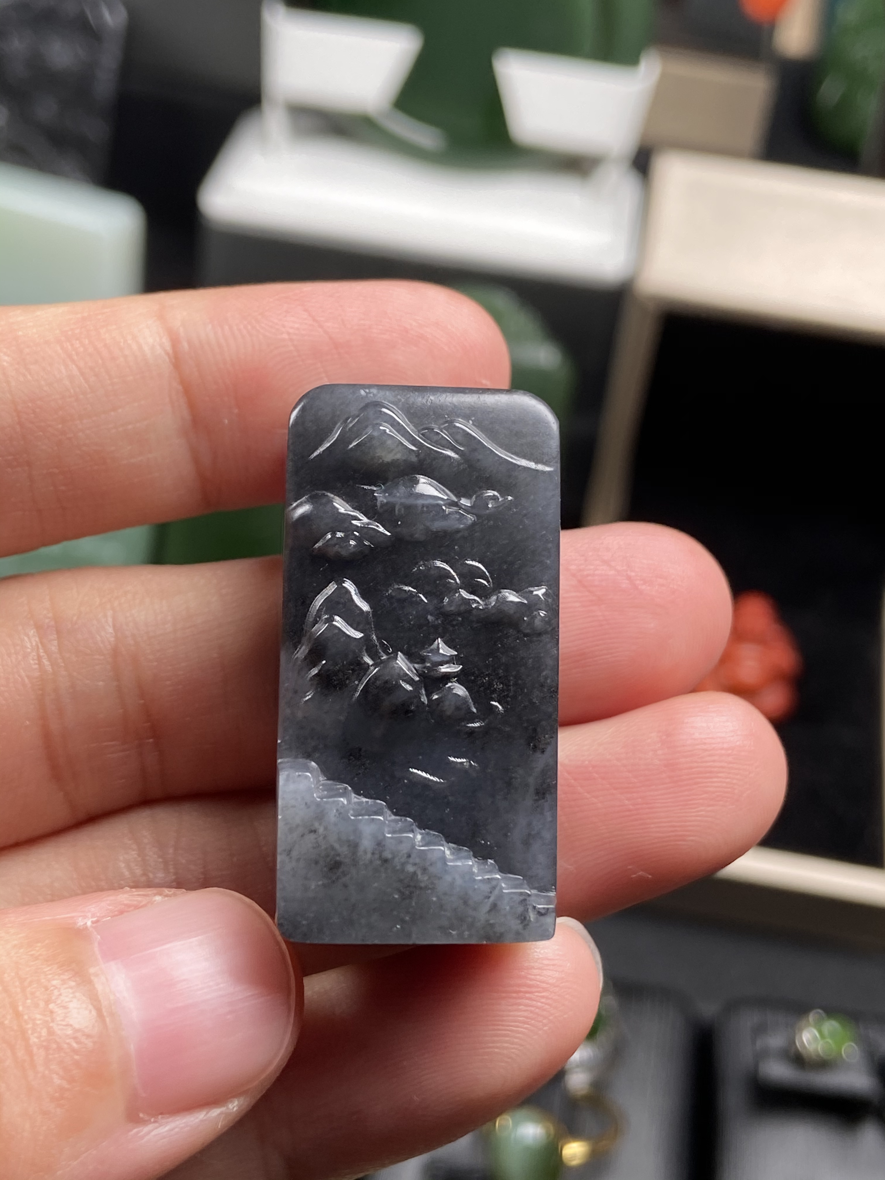 和田玉带皮青花籽山水柱型吊坠