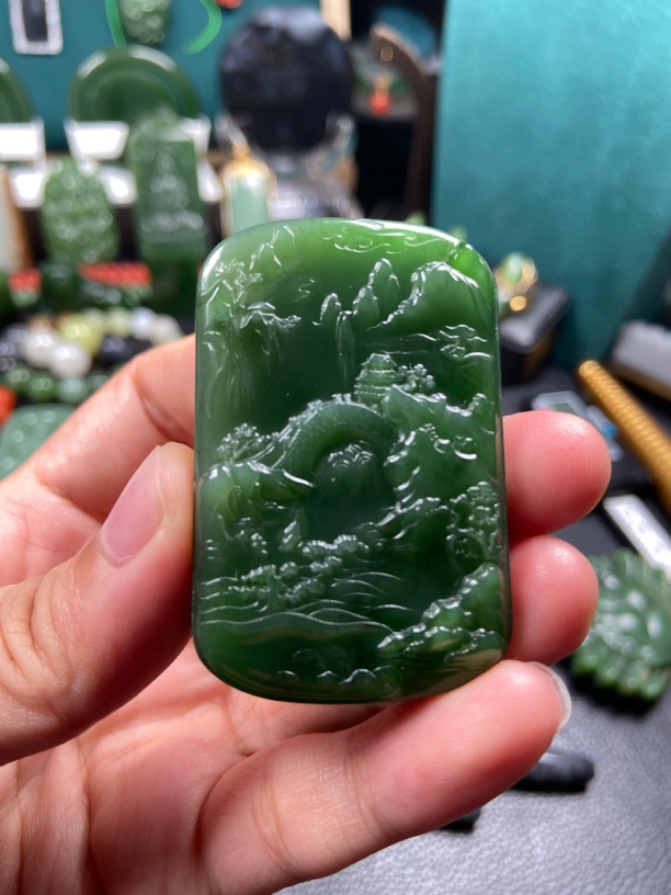 和田玉俄碧菠菜绿山水牌