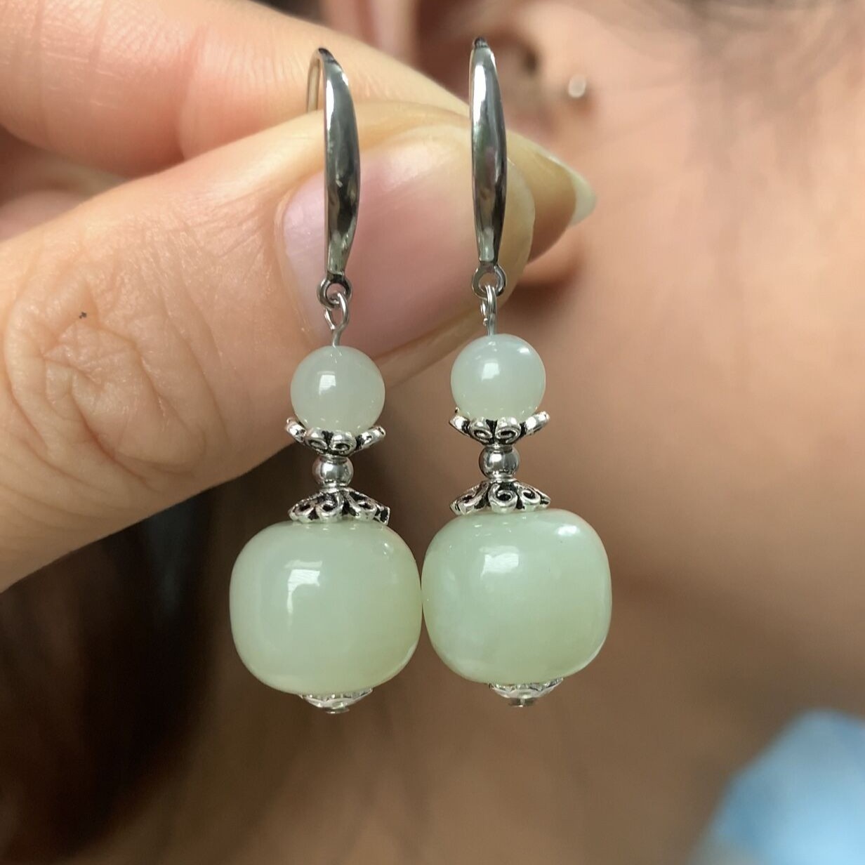 和田玉青玉桶珠珠子卡11*12mm左右通体925银耳环