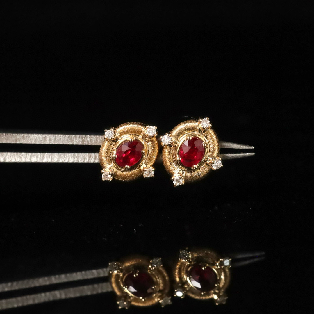 哈喽麦兜 18K金复古风鸽血红宝石耳钉 主石40分气质精致