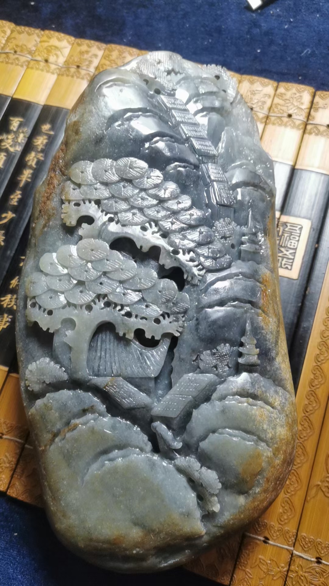新疆和田玉摆件山水，手工雕刻揉光净货原石真皮，搭配底座