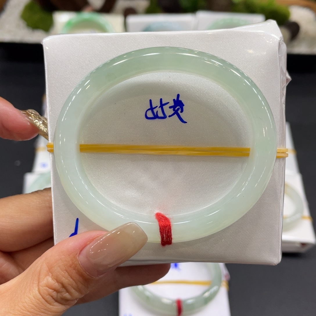 翡翠手镯未镶嵌天然翡翠