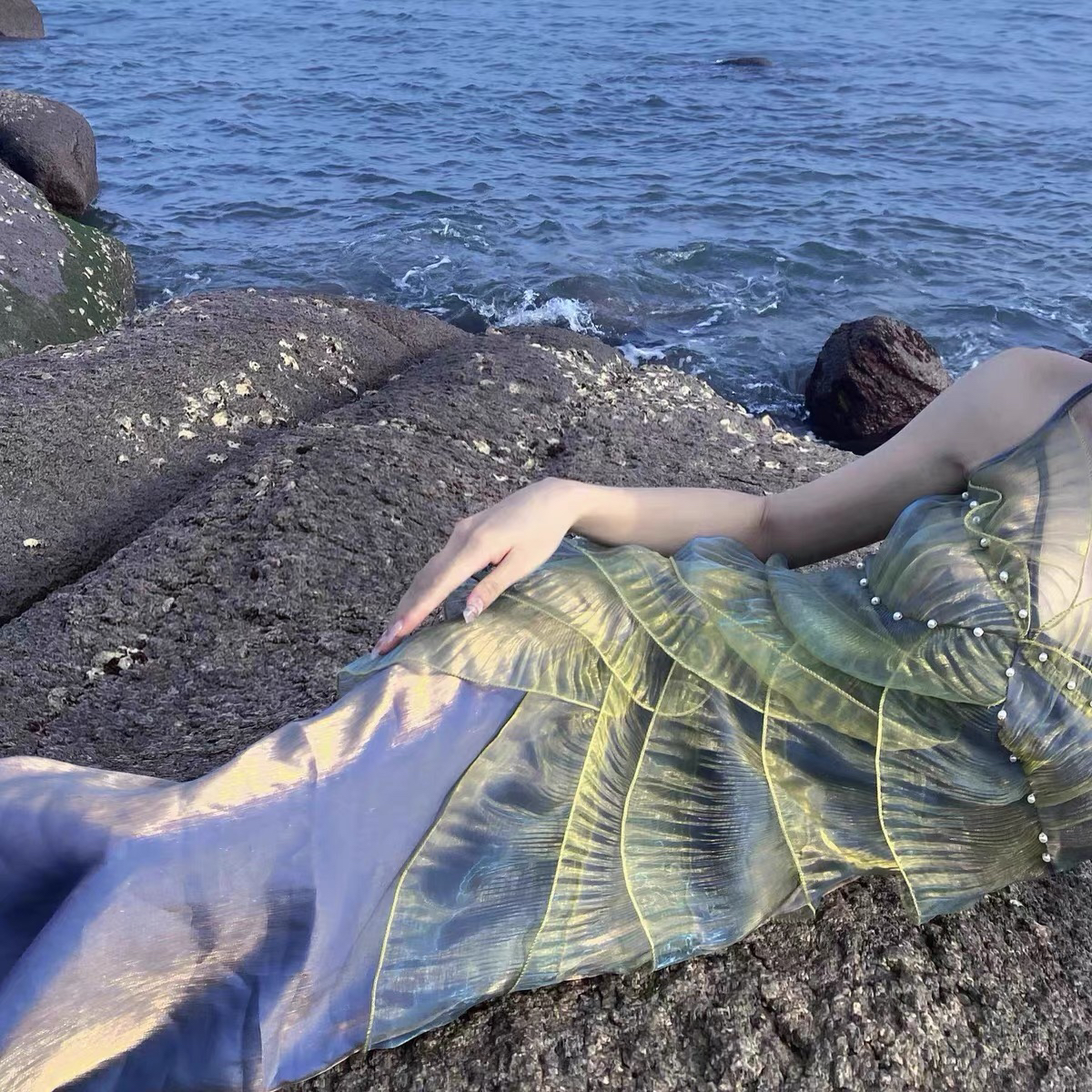 重工珍珠渐变蓝紫美人鱼吊带裙