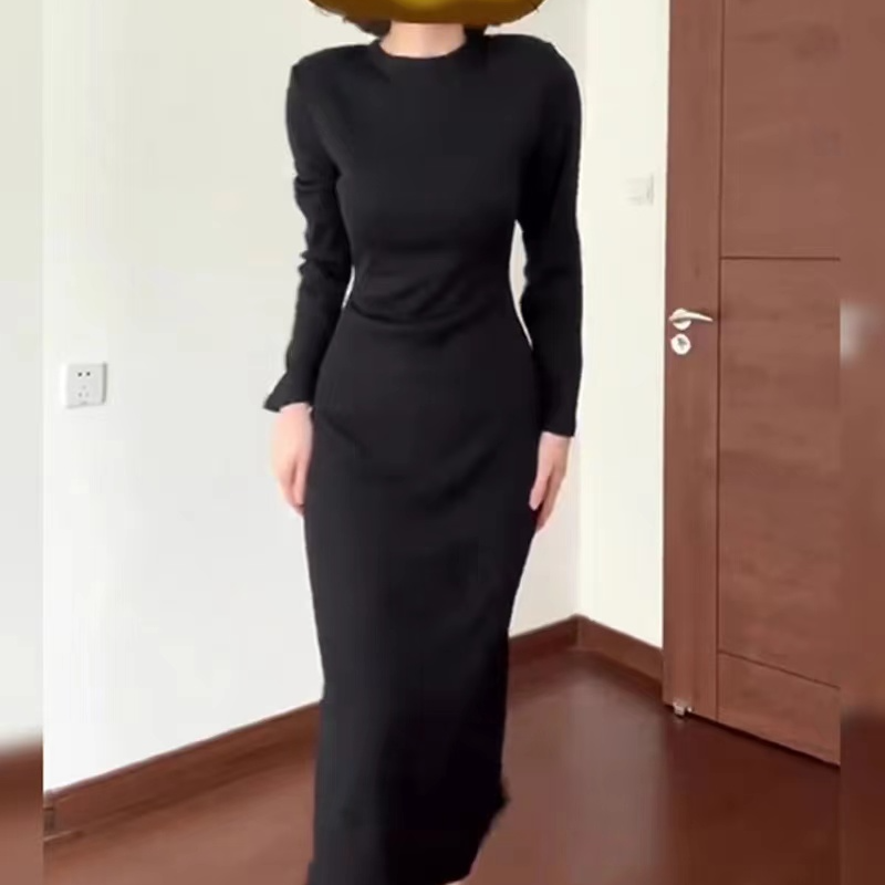 小黑裙赫本风轻熟御姐法式复古长袖连衣裙简约打底秋冬气质高级感