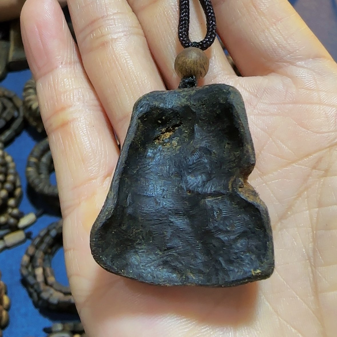 【闪购商品】沉香吊坠白奇乌身老包头吊坠带绳7.7克