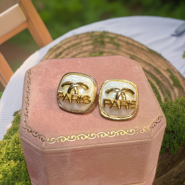 铜合金耳饰 奶白小香方糖高级巴黎字母轻奢简约气质 A236