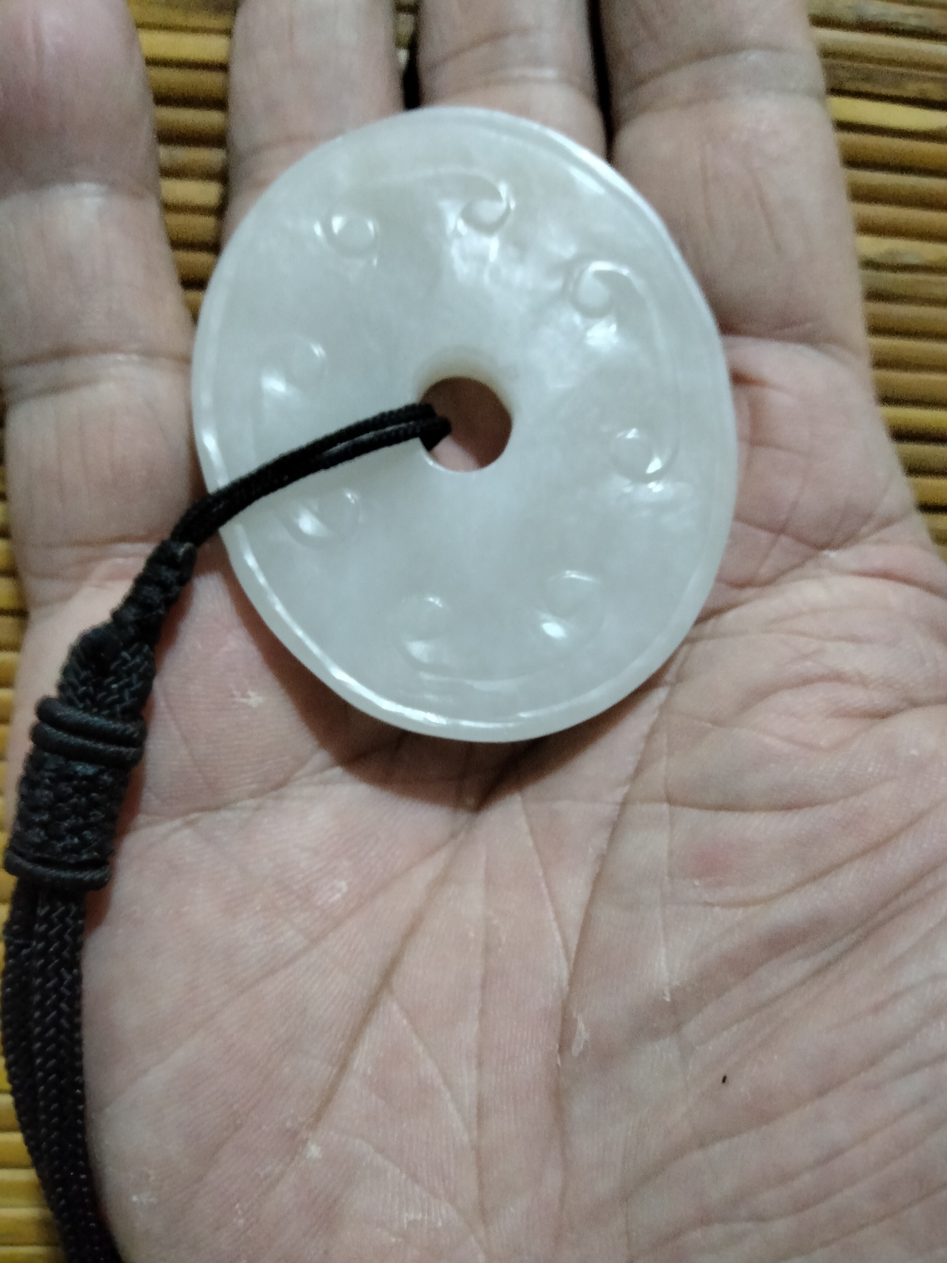 明清和田高白玉橄榄佩。