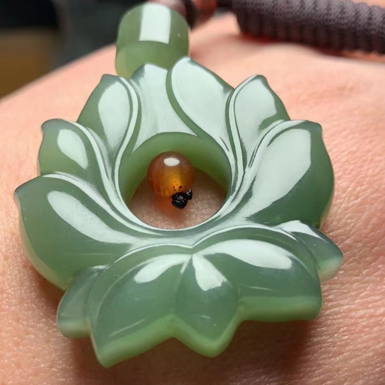 和田玉晴水莲花吊坠