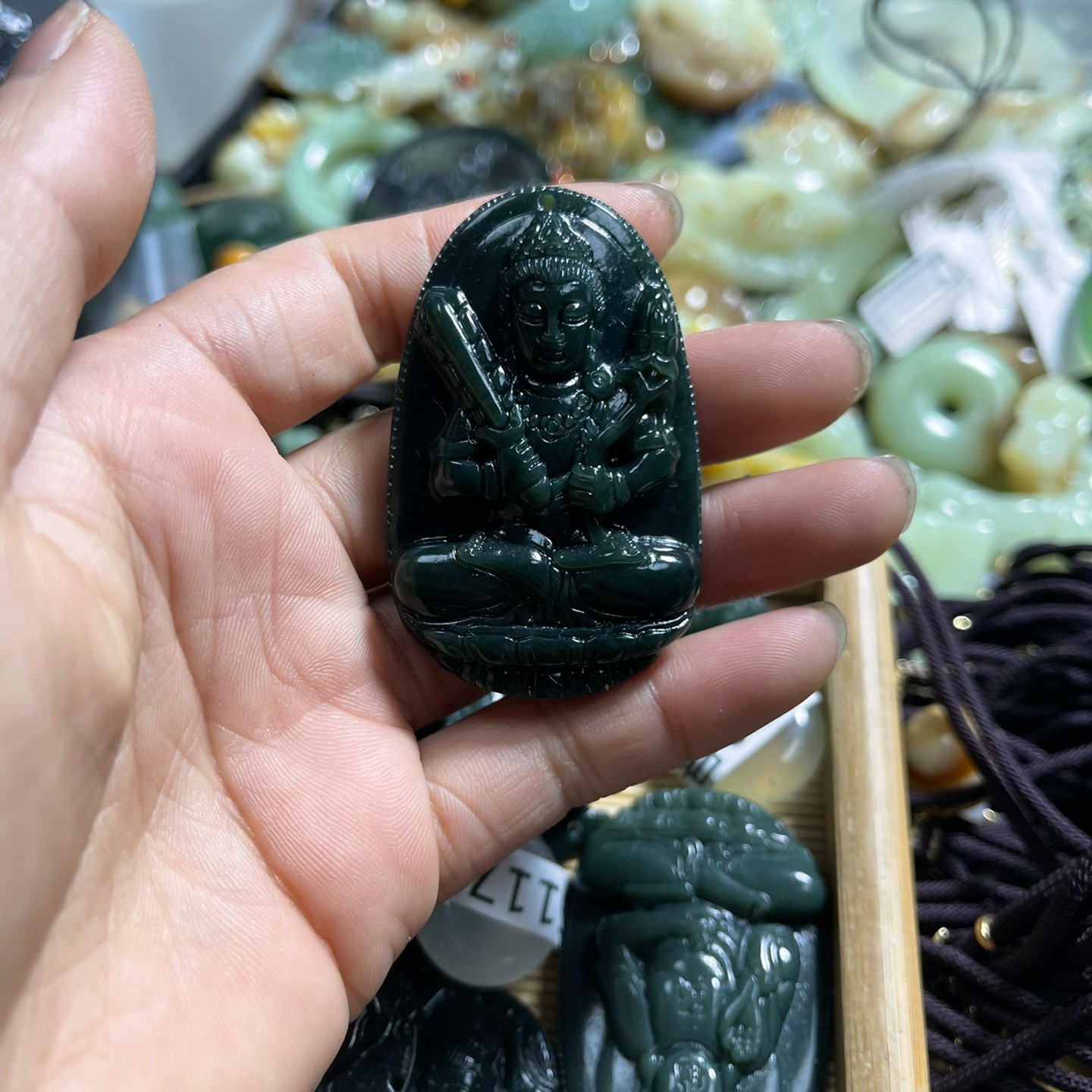 天然和田玉八大守护神吊坠