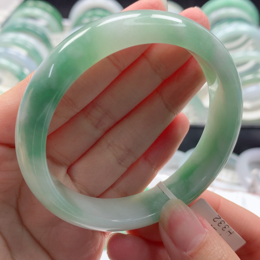 【闪购商品】翡翠手镯未镶嵌无纹裂57.4飘绿
