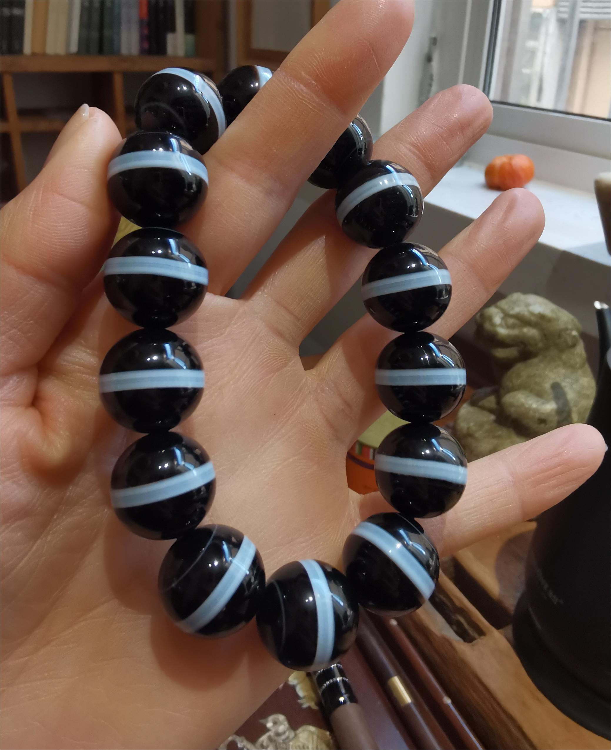 一线天黑玛瑙手串文玩气质搭配