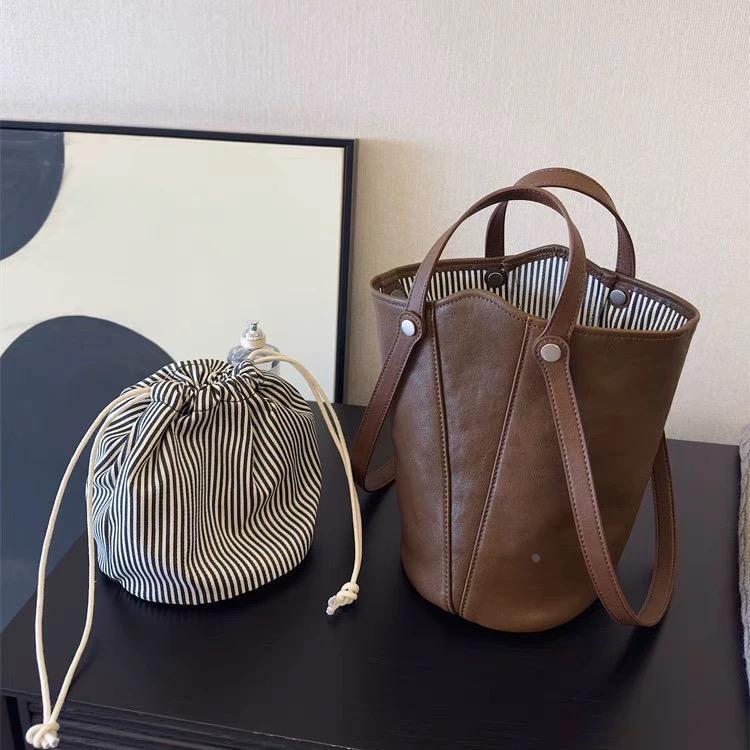 小众设计师2024年秋冬新款女款轻奢手提水桶包大容量通勤斜挎包女