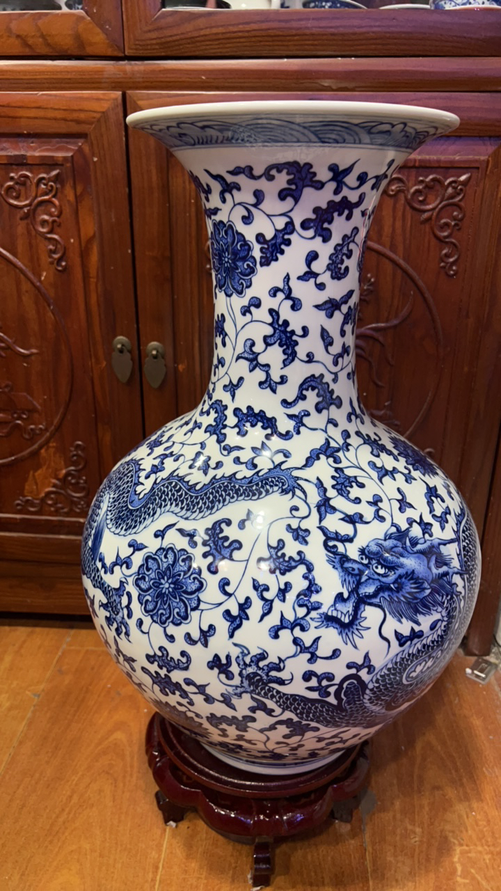 景德镇陶瓷双龙戏缠枝赏瓶